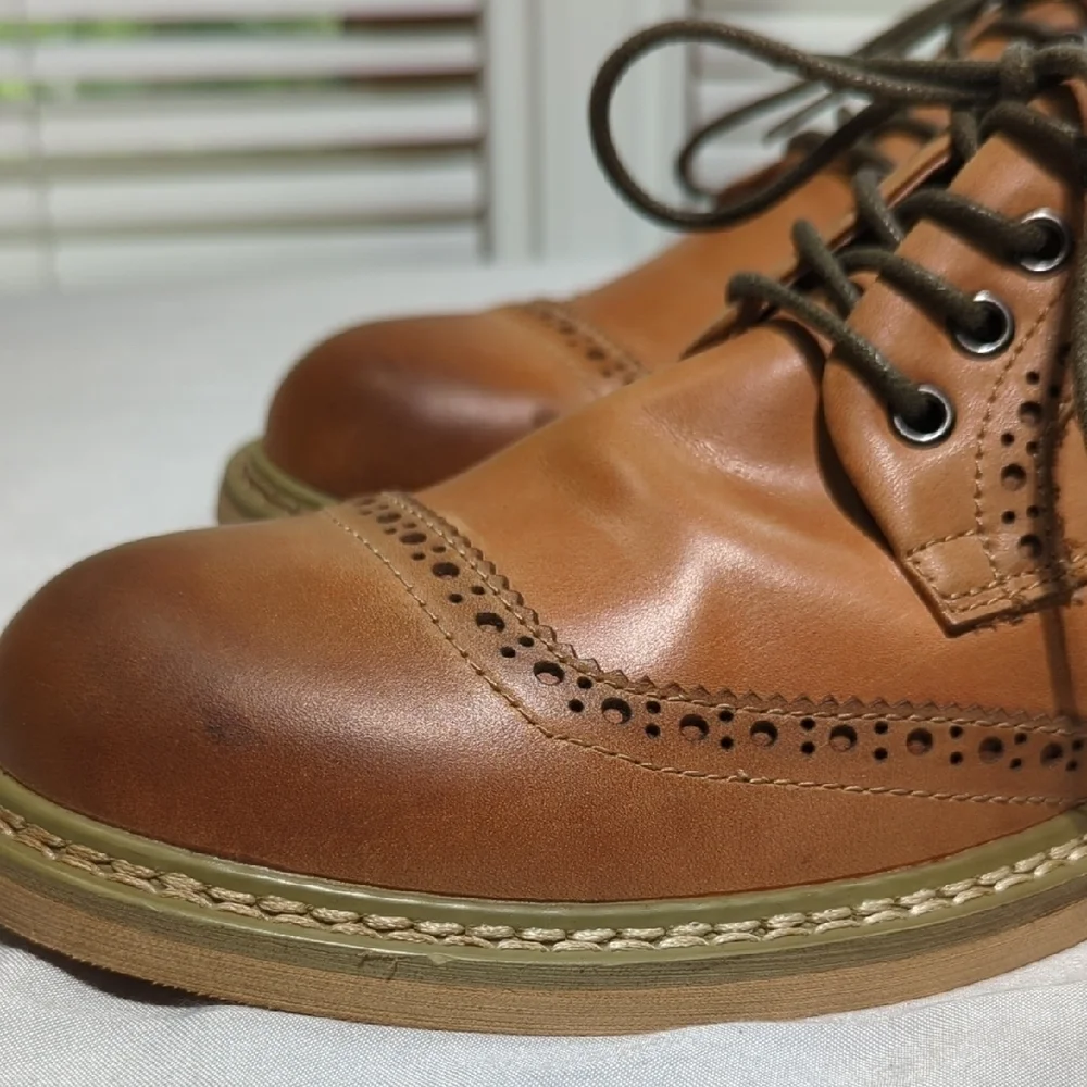 Brown Leather Oxford Shoes with Lace-Up Design
